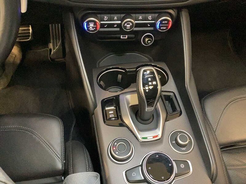 Alfa Romeo Giulia Veloce 2.0 Turbo / Performance / Navi