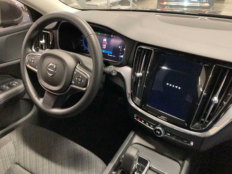 Volvo V60 Core B4 DKG / Navi