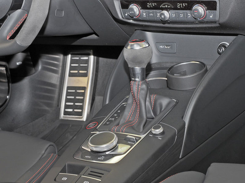 Audi RS3 Limousine S tronic / LM Felgen / Navi / WKR